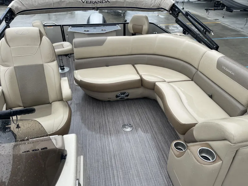 Slide: The Image of Veranda VF20F4 2020 - 31