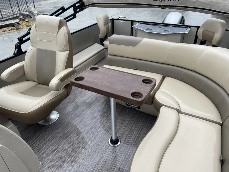 Slide: The Image of Veranda VF20F4 2020 - 32