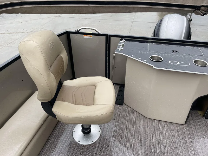 Slide: The Image of Veranda VF20F4 2020 - 33