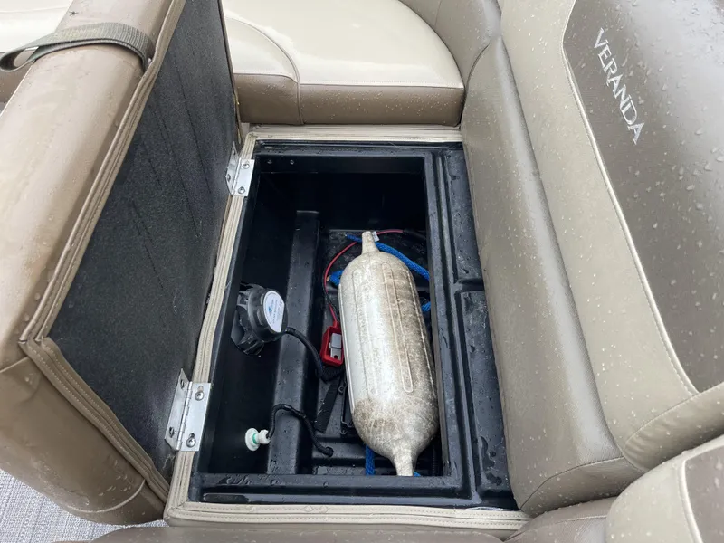 Slide: The Image of Veranda VF20F4 2020 - 38