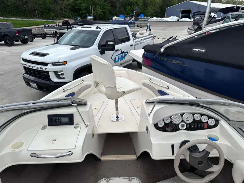 Slide: The Image of 2005 Stingray 195 FX Ski & Fish boat interior with dashboard and seating. - 10