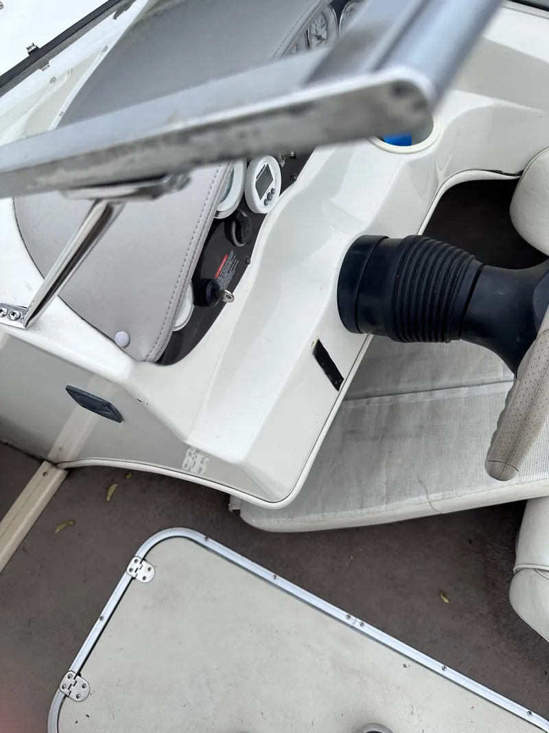 Slide: The Image of 2005 Stingray 195 FX Ski & Fish boat interior, steering console and seating. - 11