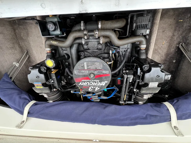 Slide: The Image of 2005 Stingray 195 FX Ski & Fish boat engine compartment with 4.3L MerCruiser motor. - 12