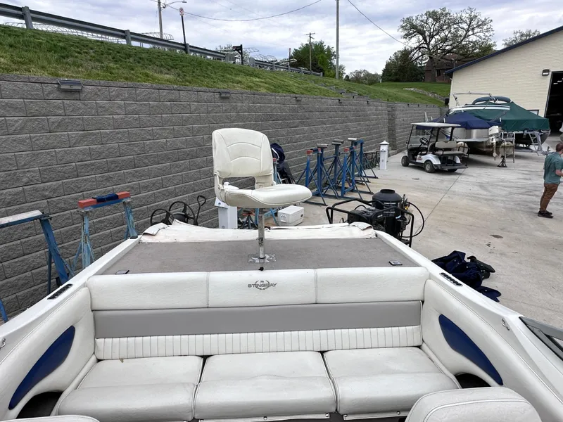 Slide: The Image of 2005 Stingray 195 FX Ski & Fish boat with white seating and fishing chair. - 14