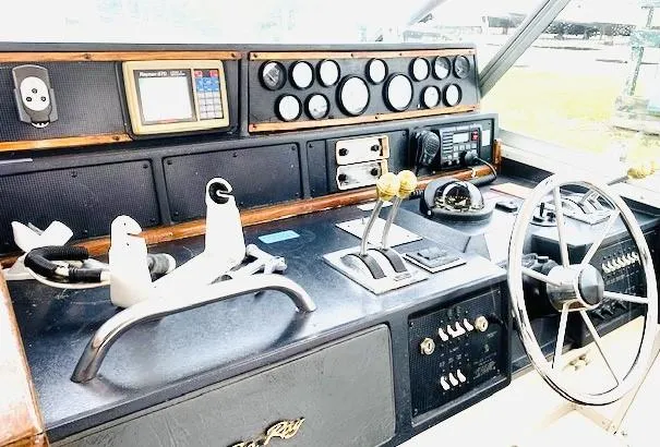 Slide: The Image of Sea Ray 39 1989 - 2