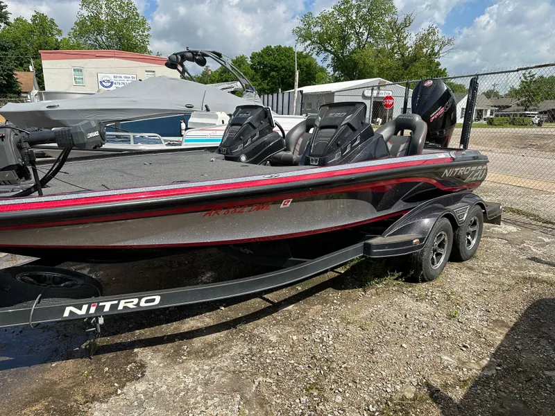 The Image of Nitro Z20 Pro 2022 fishing boat on trailer in outdoor lot. - 4