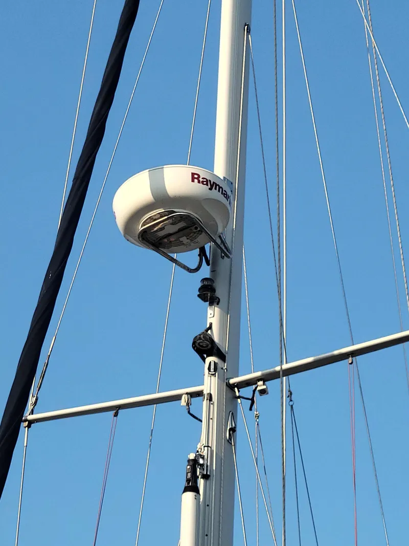 Slide: The Image of Radar equipment on a 2005 Caliber 40 LRC SE sailboat mast against blue sky. - 17