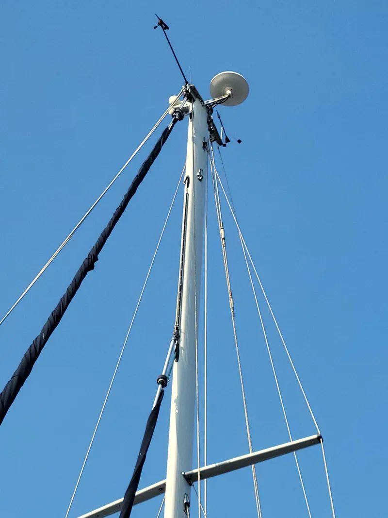 Slide: The Image of Mast of 2005 Caliber 40 LRC SE sailboat against clear blue sky. - 19