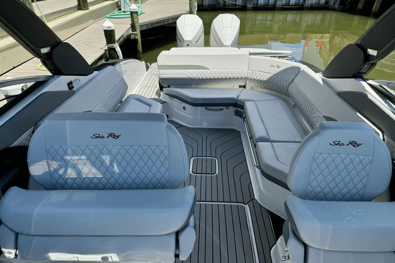 Slide: The Image of Sea Ray SLX 280 2025 - 12
