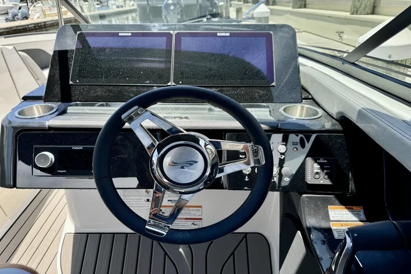 Slide: The Image of Sea Ray SLX 280 2025 - 13