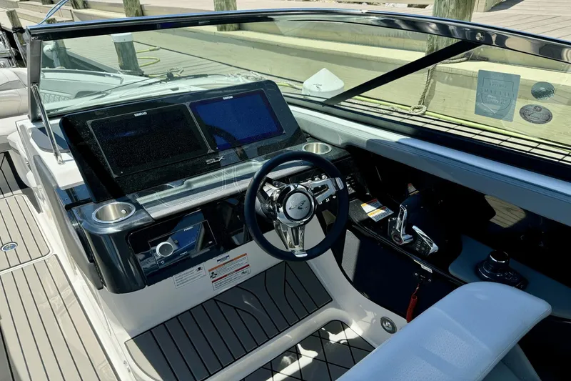 Slide: The Image of Sea Ray SLX 280 2025 - 14