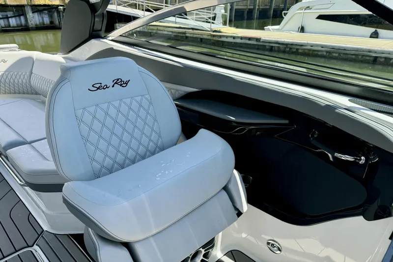 Slide: The Image of Sea Ray SLX 280 2025 - 15