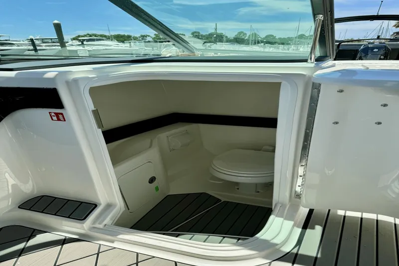 Slide: The Image of Sea Ray SLX 280 2025 - 16