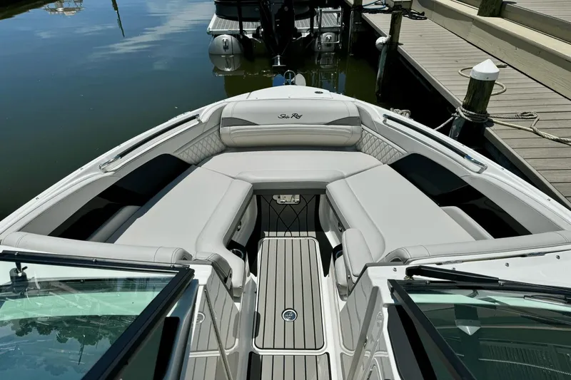 Slide: The Image of Sea Ray SLX 280 2025 - 17
