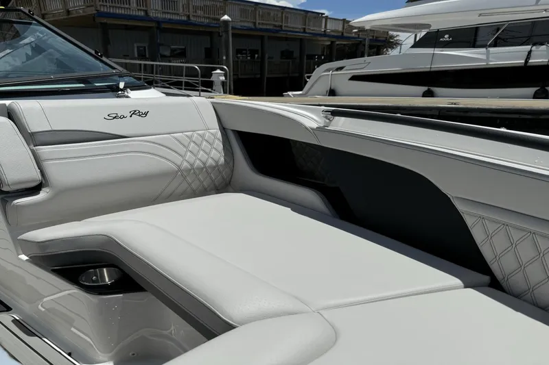 Slide: The Image of Sea Ray SLX 280 2025 - 18