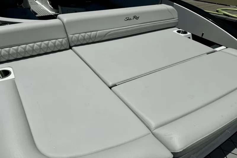 Slide: The Image of Sea Ray SLX 280 2025 - 6