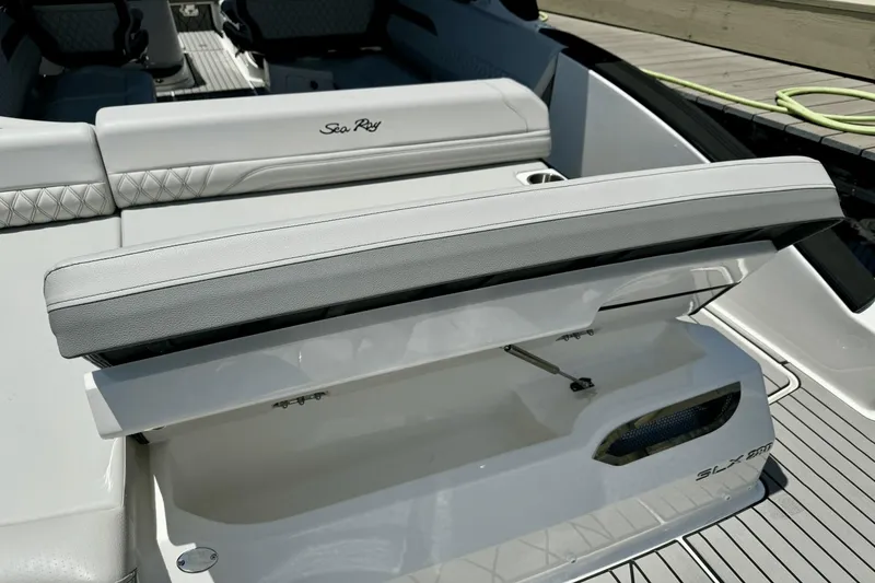 Slide: The Image of Sea Ray SLX 280 2025 - 7
