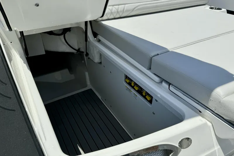 Slide: The Image of Sea Ray SLX 280 2025 - 8