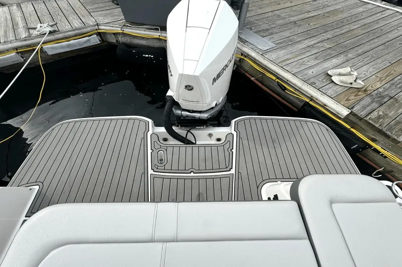 Slide: The Image of Sea Ray SDX 250 Outboard 2025 - 1