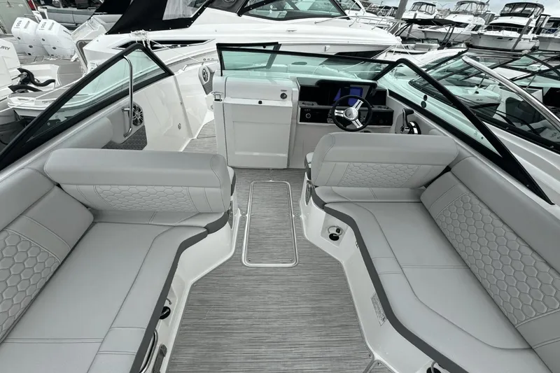 Slide: The Image of Sea Ray SDX 250 Outboard 2025 - 10