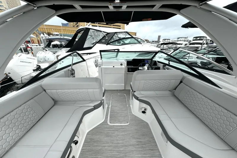 Slide: The Image of Sea Ray SDX 250 Outboard 2025 - 12