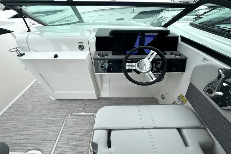 Slide: The Image of Sea Ray SDX 250 Outboard 2025 - 13