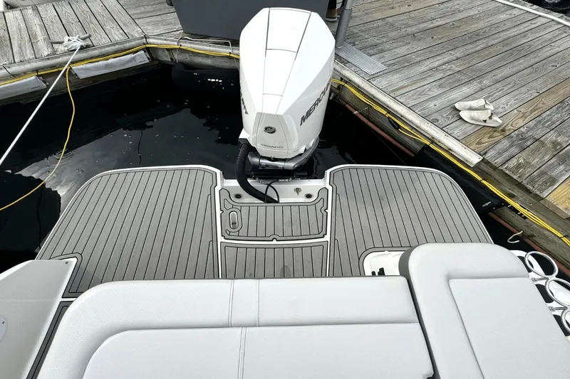 Slide: The Image of Sea Ray SDX 250 Outboard 2025 - 2