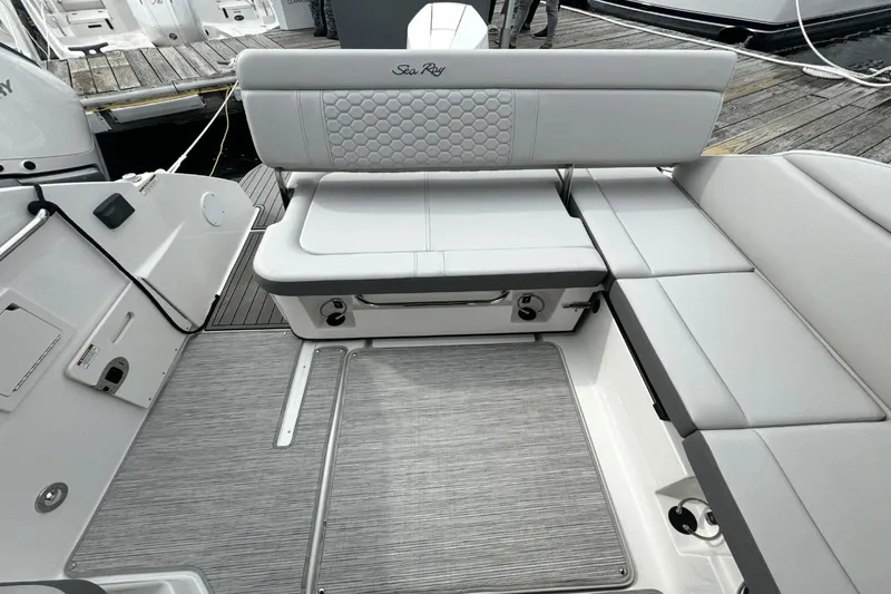 Slide: The Image of Sea Ray SDX 250 Outboard 2025 - 6