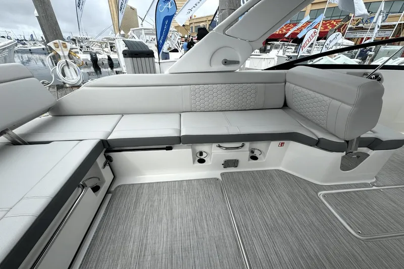 Slide: The Image of Sea Ray SDX 250 Outboard 2025 - 8