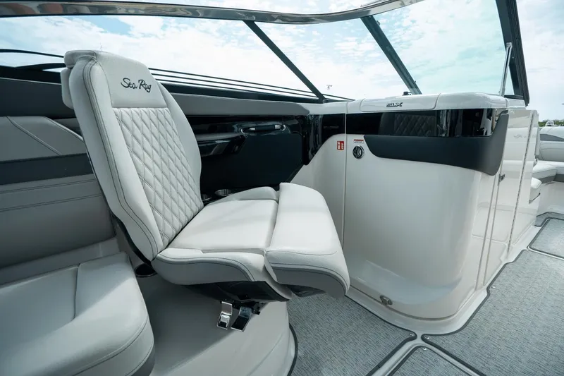 Slide: The Image of Sea Ray SLX 260 Outboard 2025 - 10