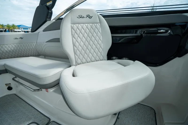 Slide: The Image of Sea Ray SLX 260 Outboard 2025 - 11