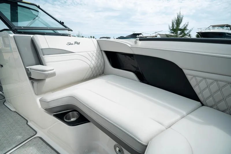 Slide: The Image of Sea Ray SLX 260 Outboard 2025 - 16