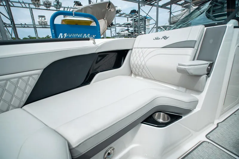 Slide: The Image of Sea Ray SLX 260 Outboard 2025 - 17