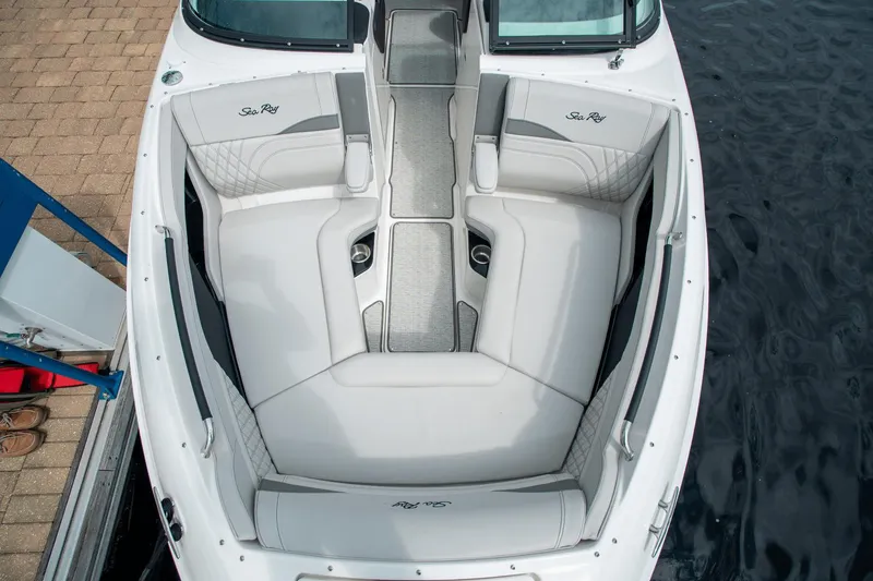 Slide: The Image of Sea Ray SLX 260 Outboard 2025 - 18