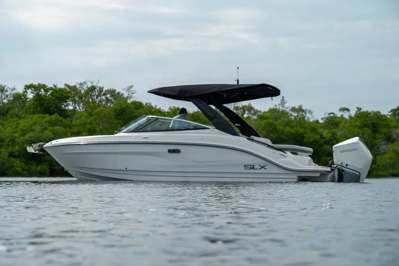 Slide: The Image of Sea Ray SLX 260 Outboard 2025 - 21