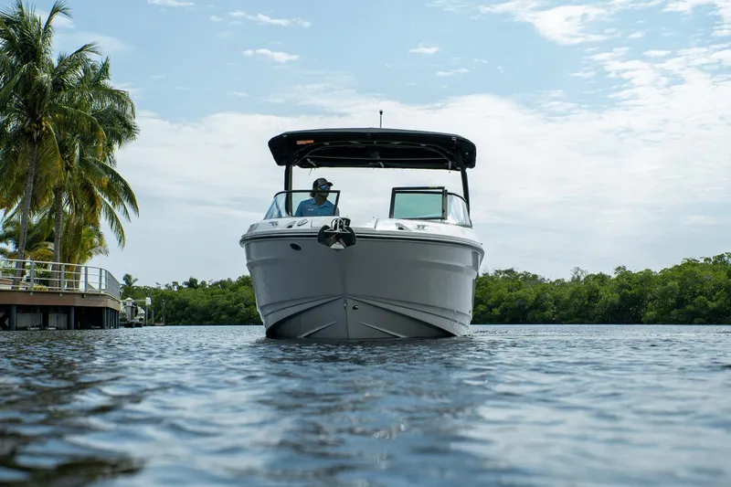 Slide: The Image of Sea Ray SLX 260 Outboard 2025 - 28