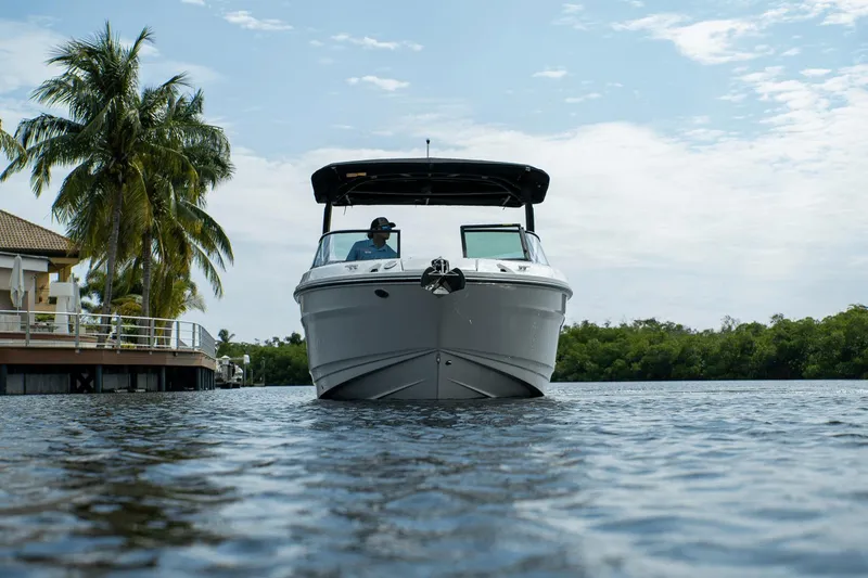 Slide: The Image of Sea Ray SLX 260 Outboard 2025 - 29