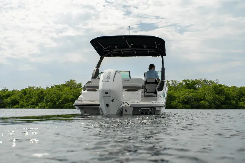 Slide: The Image of Sea Ray SLX 260 Outboard 2025 - 32