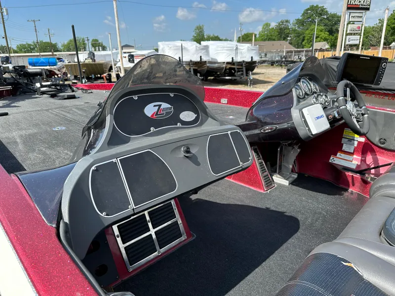Slide: The Image of 2010 Ranger Z520 Comanche boat interior with dashboard and steering wheel. - 18