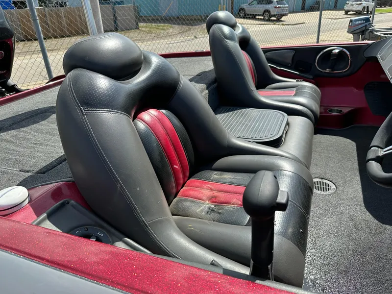 Slide: The Image of 2010 Ranger Z520 Comanche boat interior with black and red seats. - 8