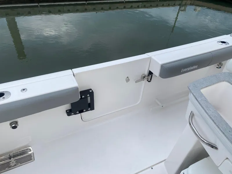 Slide: The Image of Everglades 295 Center Console 2022 - 10
