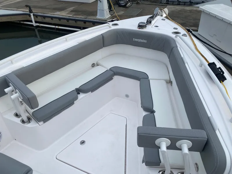 Slide: The Image of Everglades 295 Center Console 2022 - 18