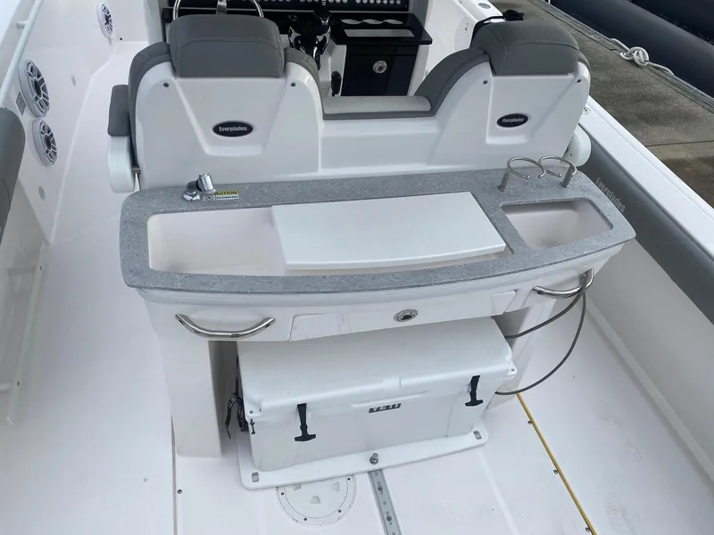 Slide: The Image of Everglades 295 Center Console 2022 - 9