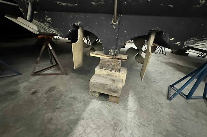 Slide: The Image of 1998 Cruisers Yachts 3075 Rogue propellers and rudders on dry dock. - 21