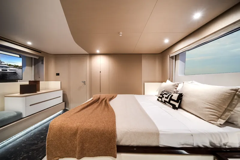 Slide: The Image of Azimut Fly 68 2025 - 28