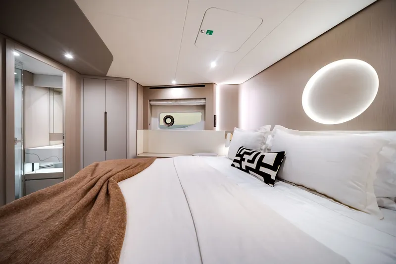 Slide: The Image of Azimut Fly 68 2025 - 18