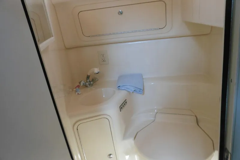 Slide: The Image of Sea Ray 40 Sundancer 1999 - 24