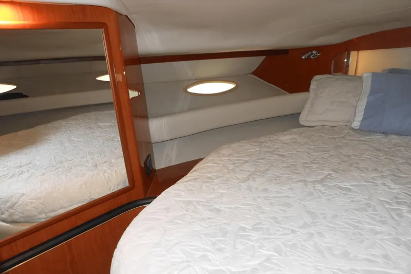 Slide: The Image of Sea Ray 40 Sundancer 1999 - 31