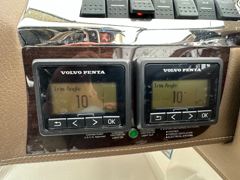 Slide: The Image of Volvo Penta trim angle display on a 2014 Chaparral 307 SSX boat dashboard. - 37