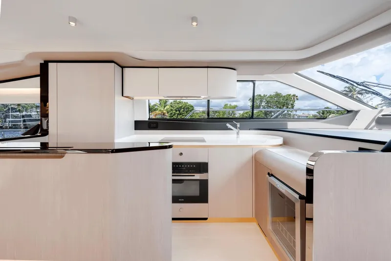 Slide: The Image of Azimut Fly 60 2025 - 19